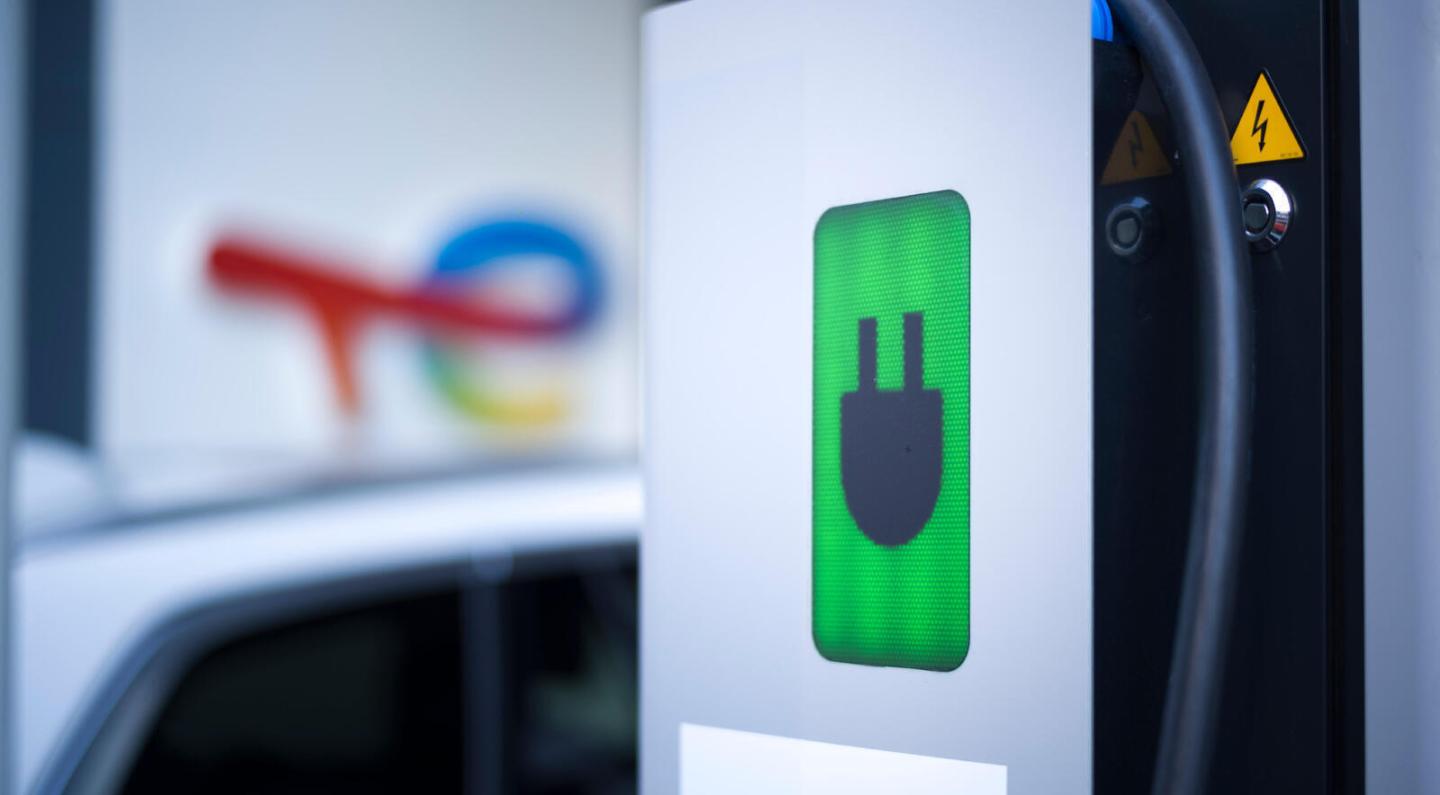 Panneau indiquant la charge rapide dans la station