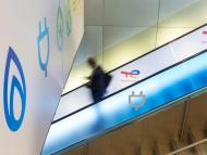 Logo TotalEnergies sur les escalators de la tour Coupole à la Défense