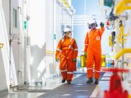 Deux employés marchant sur le rig Valaris Renaissance (DS-15) sur le champ Lapa