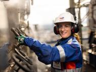 Opératrice sur la plateforme