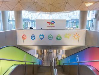 Logo TotalEnergies sur les escalators de la tour Coupole