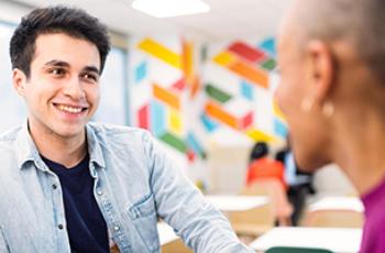 Deux collaborateurs en discussion autour d'un café