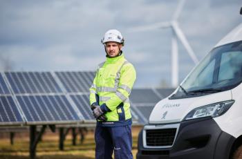 technicien debout devant camionette dans un champ de panneaux solaires - reportage photo de la campagne #SafeDriver