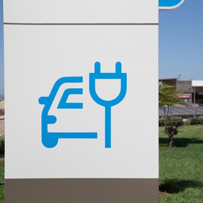 Signalétique à la borne de recharge rapide (HPC) dans la station de Bouregreg au Maroc