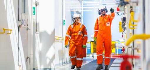 Deux employés marchant sur le rig Valaris Renaissance (DS-15) sur le champ Lapa