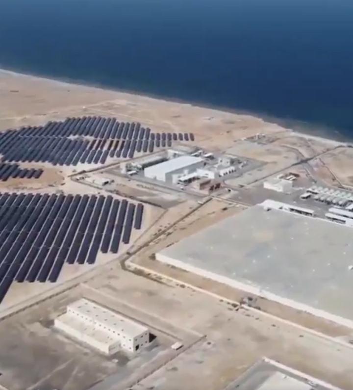 Centrale solaire de TotalEnergies sur l’usine de dessalement de Veolia en Oman