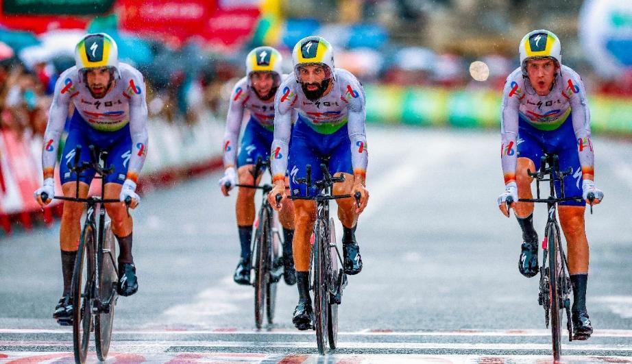 Coureurs du Team TotalEnergies sur la ligne d'arrivée