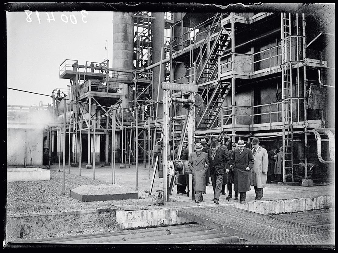 Visite d'Anatole de Monzie,  ministre des Travaux publics, aux raffineries de pétrole de Gonfreville, France, 1939